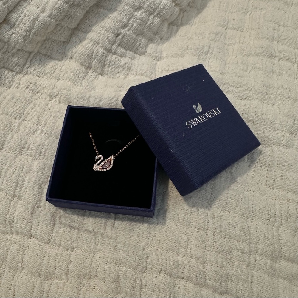 Dazzling Swan necklace Swan, Pink, Rose gold-tone plated